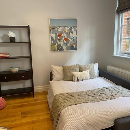 Charming & Cosy Town Centre Home With Parking Guildford Kültér fotó