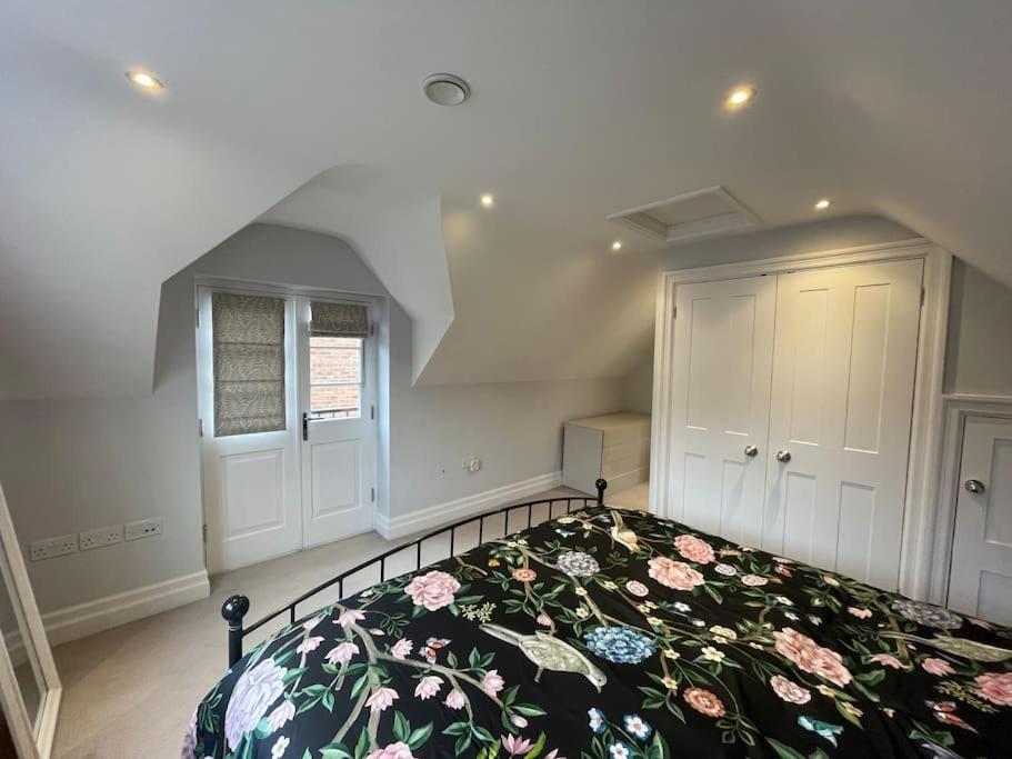 Charming & Cosy Town Centre Home With Parking Guildford Kültér fotó