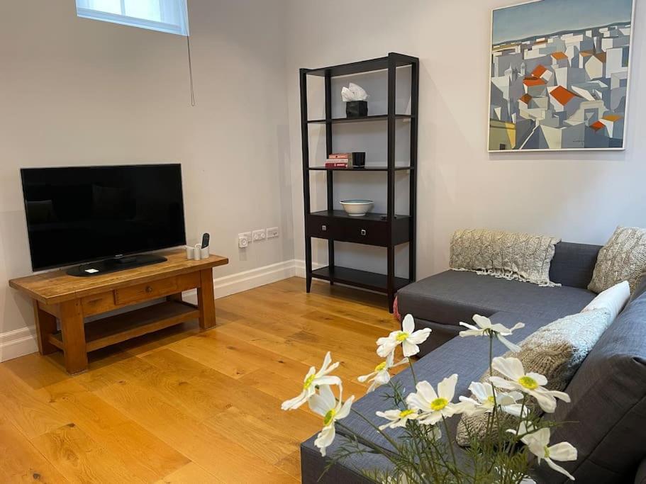 Charming & Cosy Town Centre Home With Parking Guildford Kültér fotó